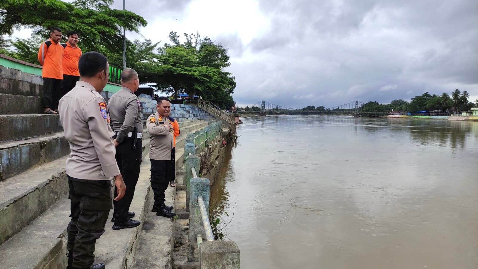 Kapolres Kuansing Lakukan Pengecekan Debit Air Sungai Kuantan di Lokasi Tangga Batu Tepian Narosa